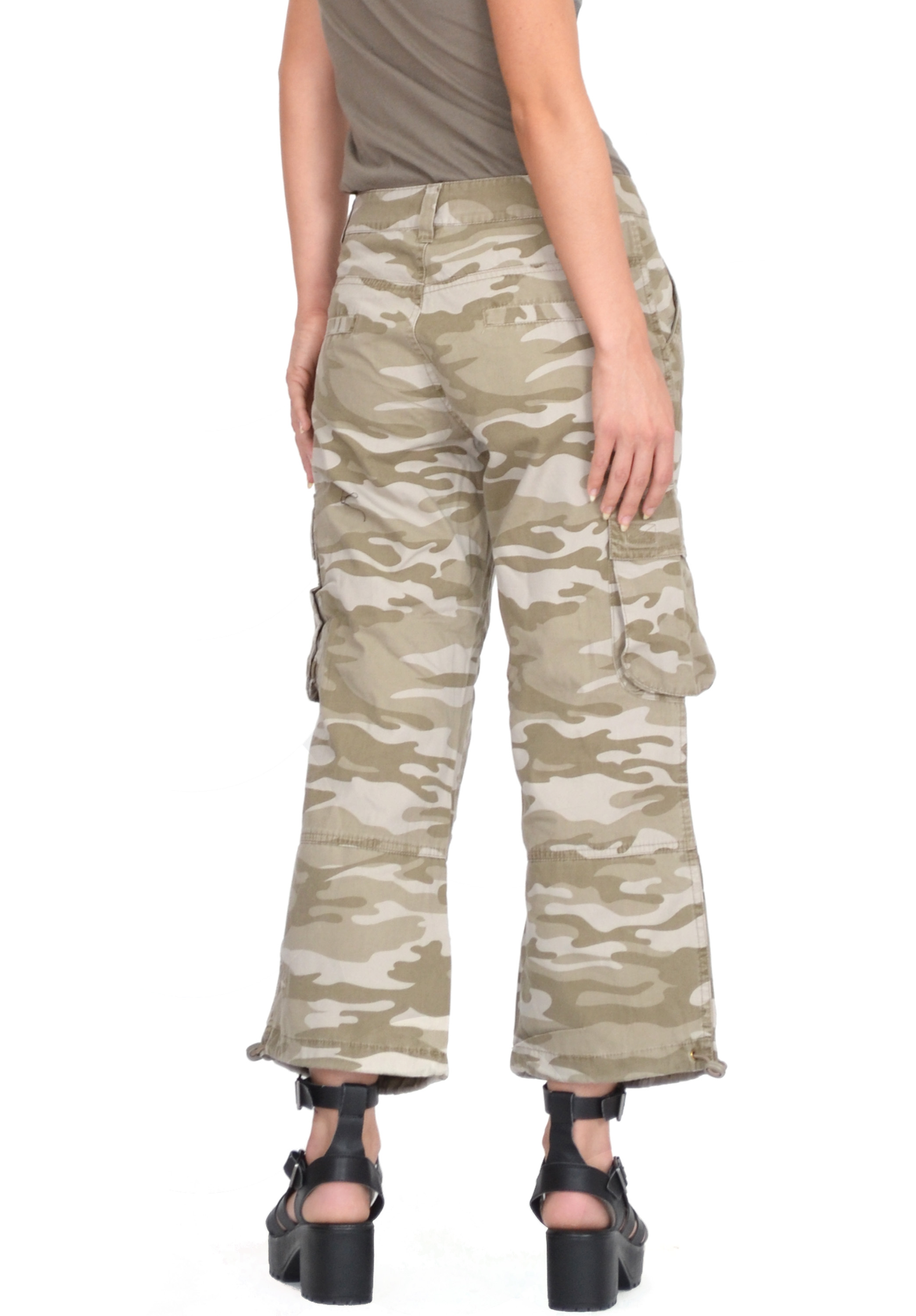 Shop by category New Look Petite tie waist trousers in brown. £ Miss Selfridge slinky wide leg trouser in green. £ Scarlet Rocks velvet wide leg trouser co-ord in plum. £ PrettyLittleThing pleated velvet wide leg trouser in red. £ Boohoo button front wide leg trouser in green. £