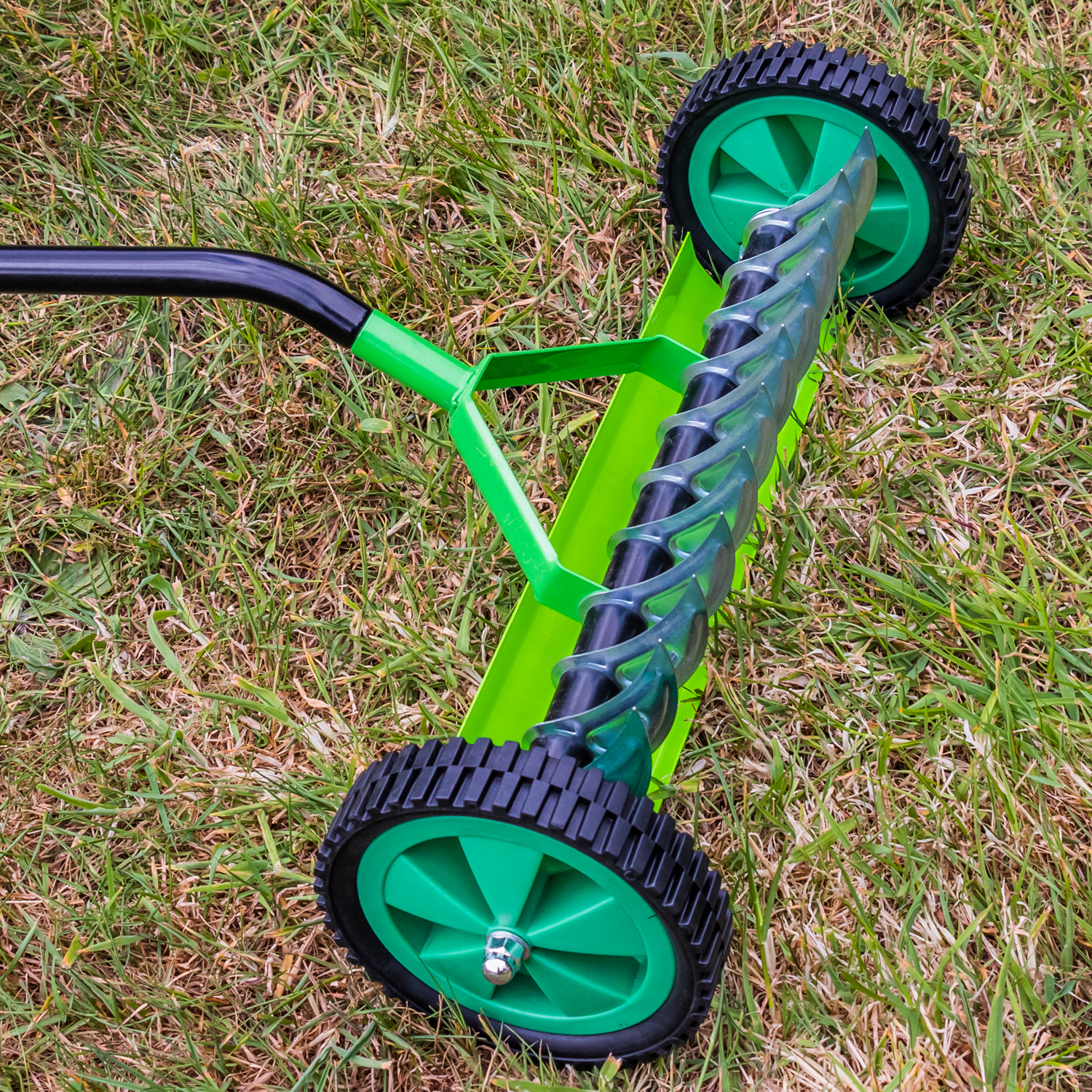 Woodside Manual 35cm Lawn/Grass Scarifier Aerator Rake with Nonslip