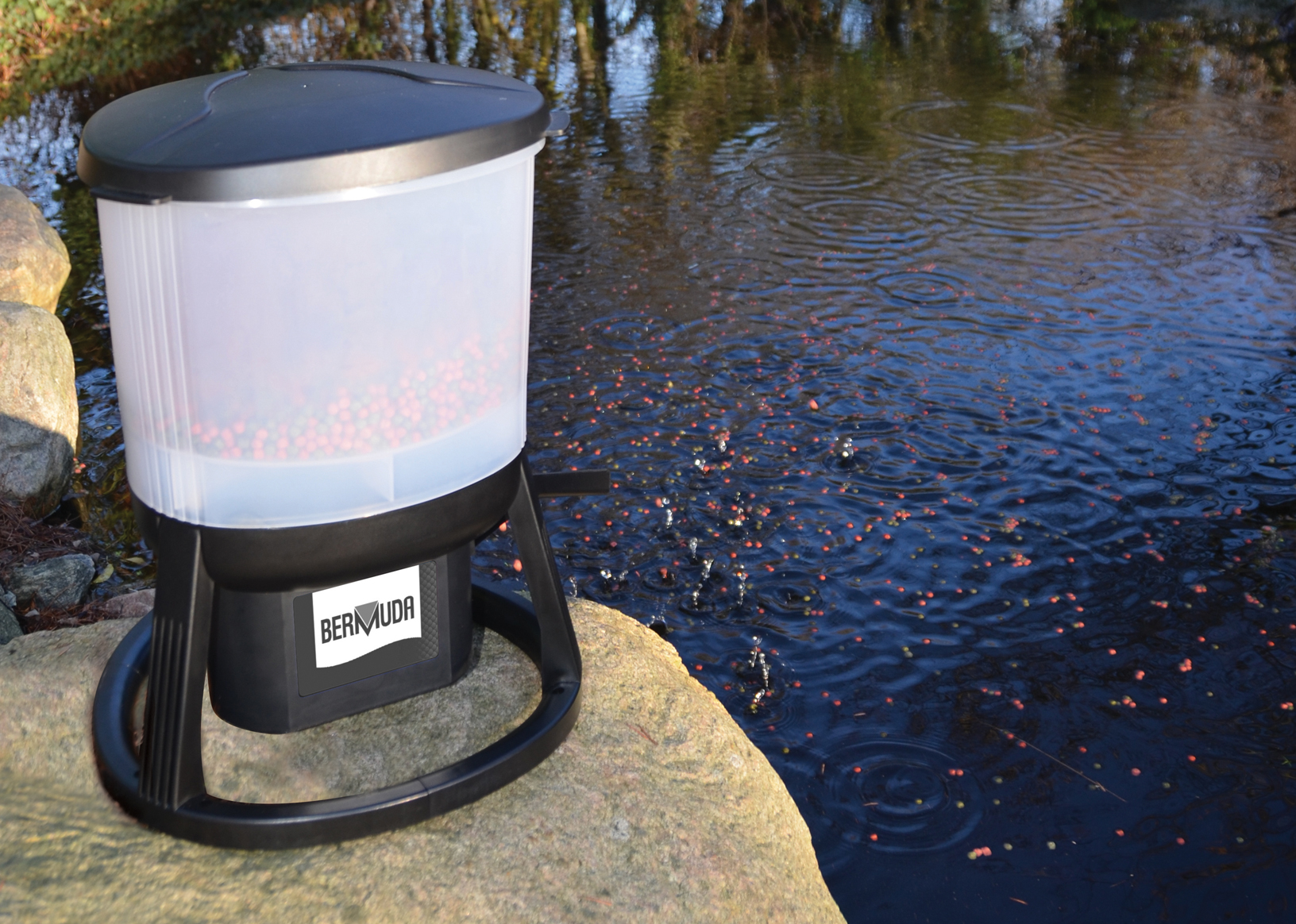 Bermuda Pond Fish Feeder Shoots Pellets Up To 3m Mains Operated Timer ...