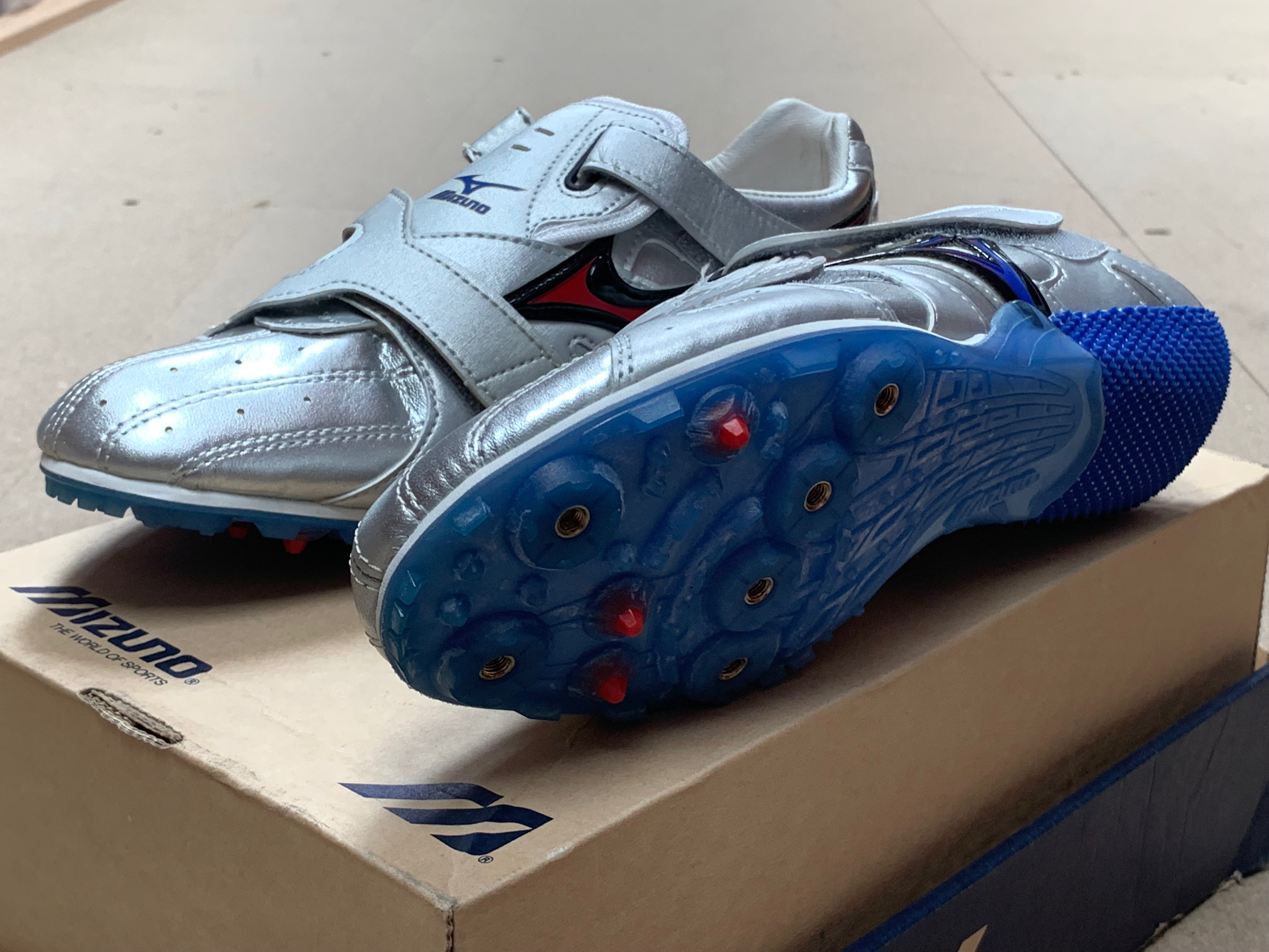 MIZUNO TOKYO TRACK FIELD 8KM-36109 Size 8.5 UK - METALLIC
