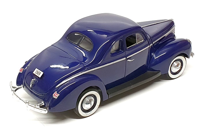 Universal Hobbies 1/18 Scale Diecast 2625L - 1940 Ford Deluxe