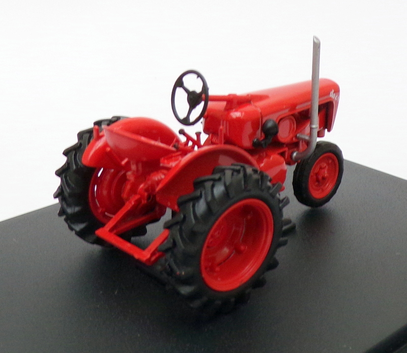 Hachette 1/43 Scale Model Tractor HT131 - 1953 OTO C 18 R3 - Red