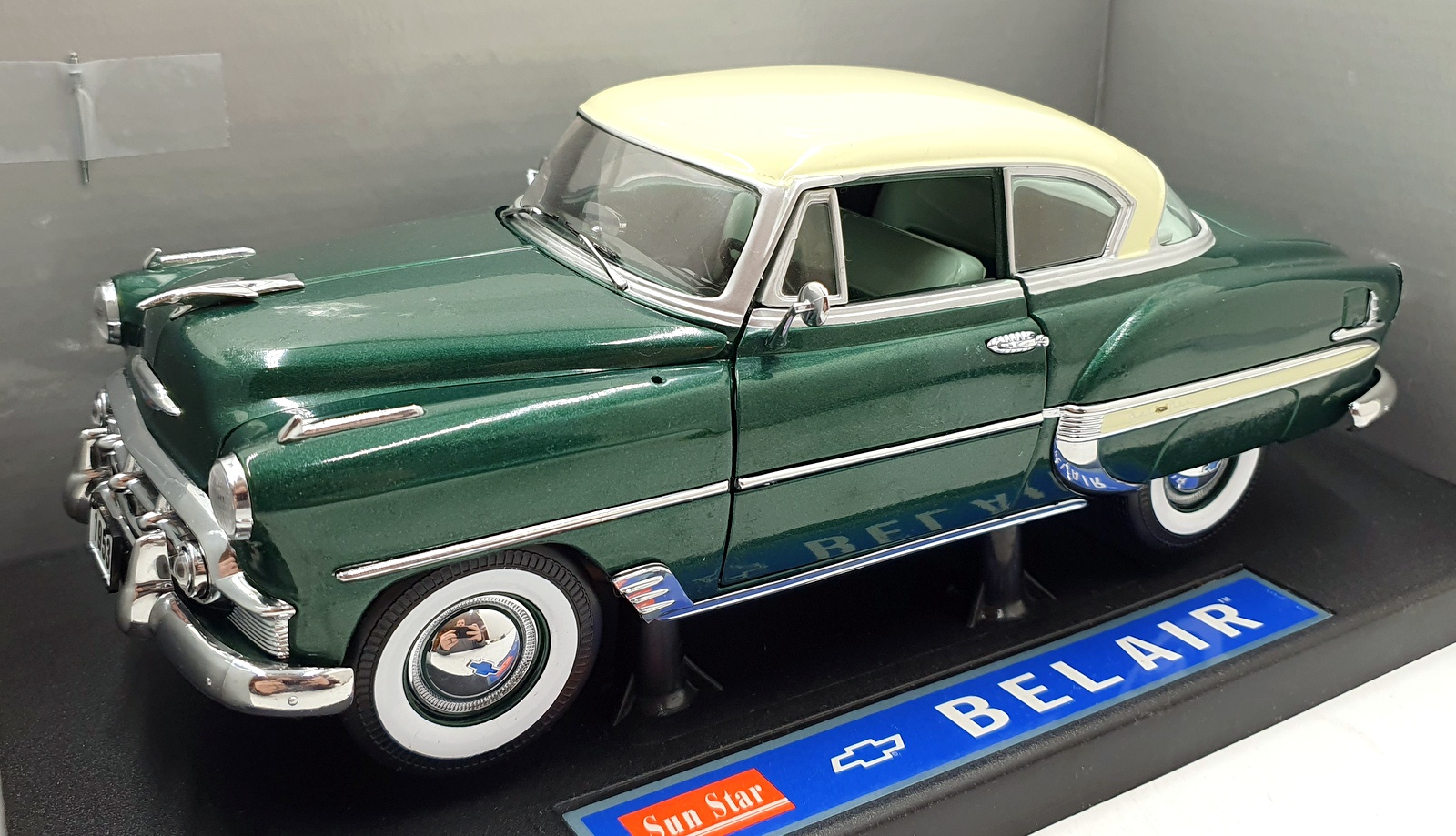Sun Star 1/18 Scale Diecast 1602 - 1953 Chevrolet Bel Air - Green