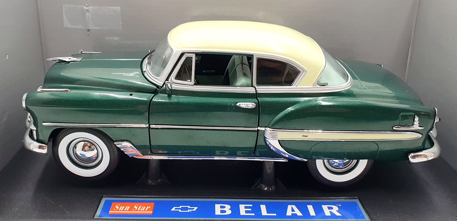 Sun Star 1/18 Scale Diecast 1602 - 1953 Chevrolet Bel Air - Green