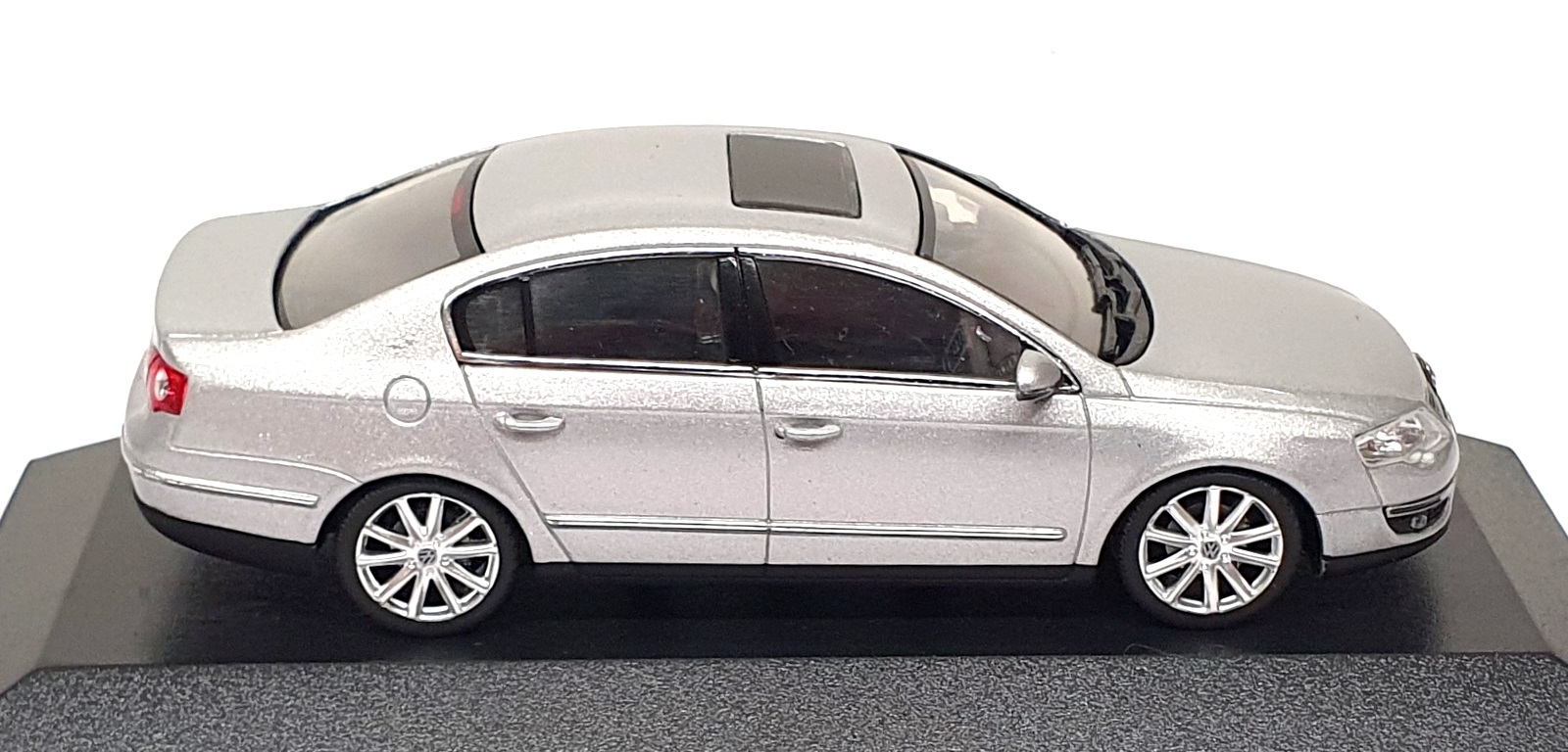 Minichamps 1/43 Scale 3C0 099 300 A7W - 2005 Volkswagen Passat B6 - Silver