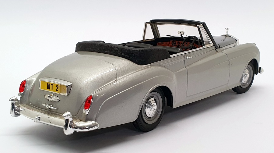 Solido 1/18 Scale 8006 1961 Rolls Royce Silver Cloud II + Display