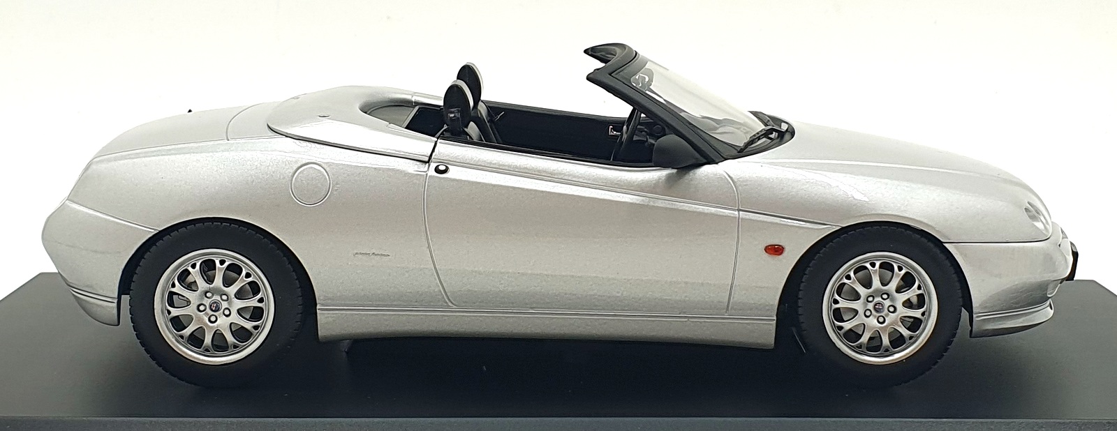Norev 1/18 Scale 187853 - 1999 Alfa Romeo Spider - Silver Norev 1/18 Scale 187853 - 1999 Alfa Romeo Spider - Silver