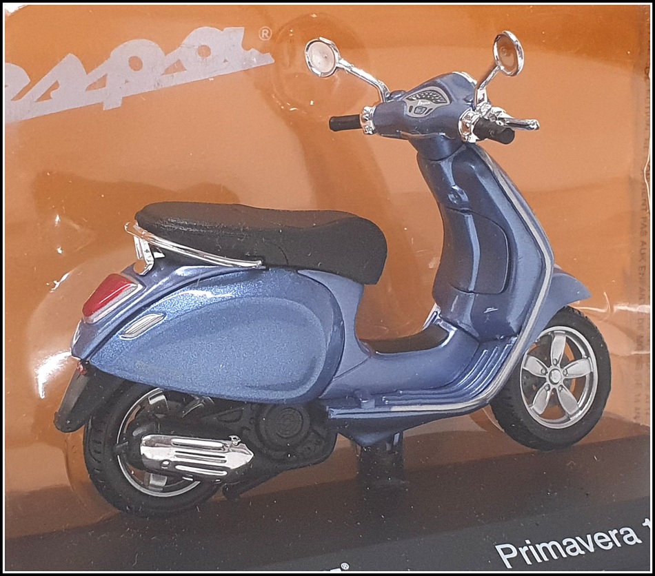 Altaya 1/18 Scale Diecast #8 - Piaggio Vespa Primavera 150 - Met Blue