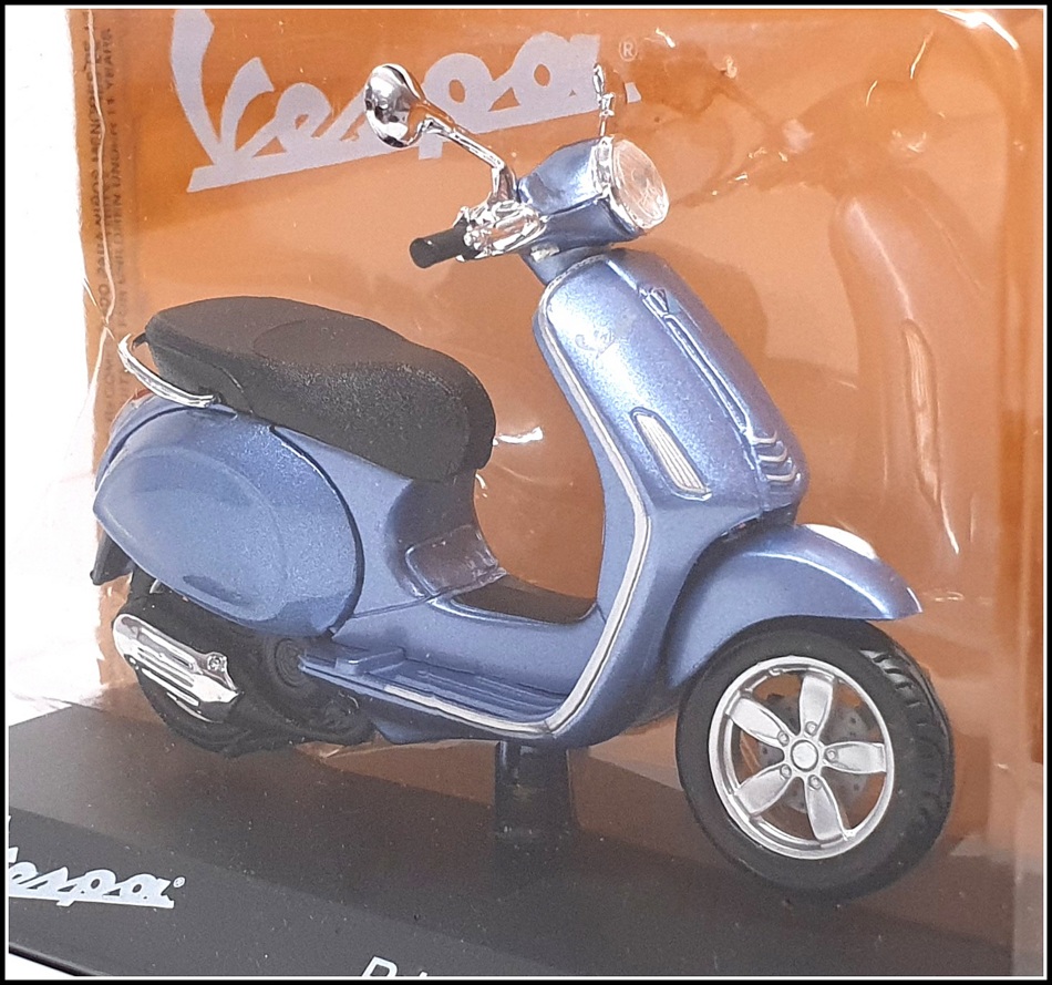 Altaya 1/18 Scale Diecast #8 - Piaggio Vespa Primavera 150 - Met Blue