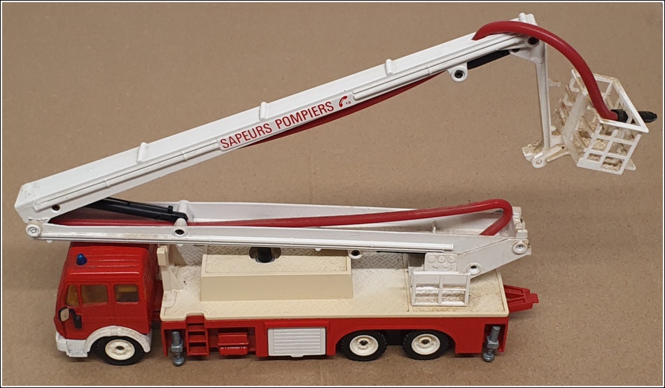 Siku 1/55 Scale 3720 - Mercedes Benz Fire Engine Sapeurs Pompiers - Red/White