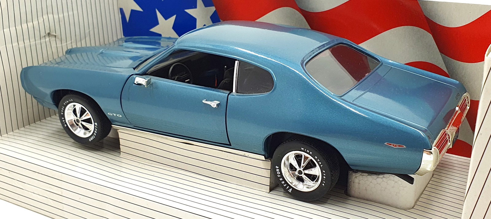 Ertl 1/18 Scale Diecast 7466 - 1969 Pontiac GTO - Blue Ertl 1/18 Scale Diecast 7466 - 1969 Pontiac GTO - Blue