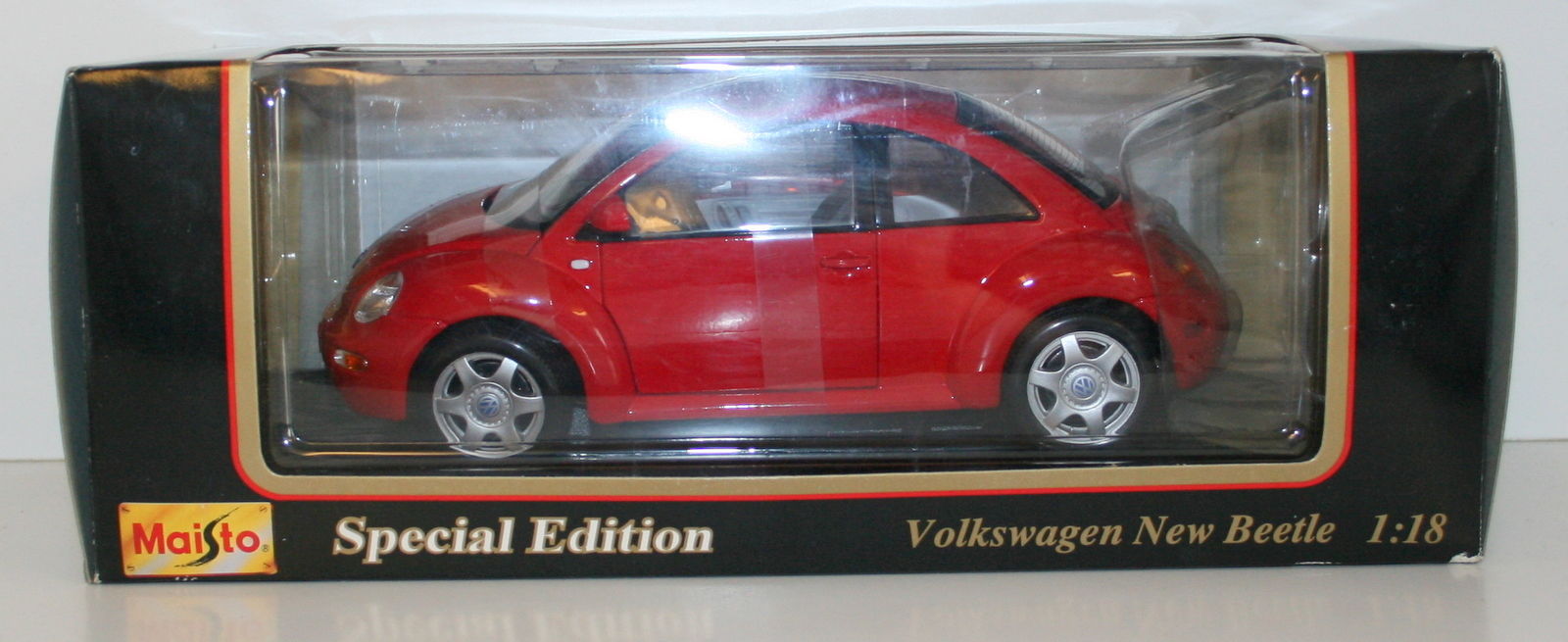 MAISTO 1/18 - 31875 VOLKSWAGEN NEW BEETLE - RED MAISTO 1/18 - 31875 VOLKSWAGEN NEW BEETLE - RED