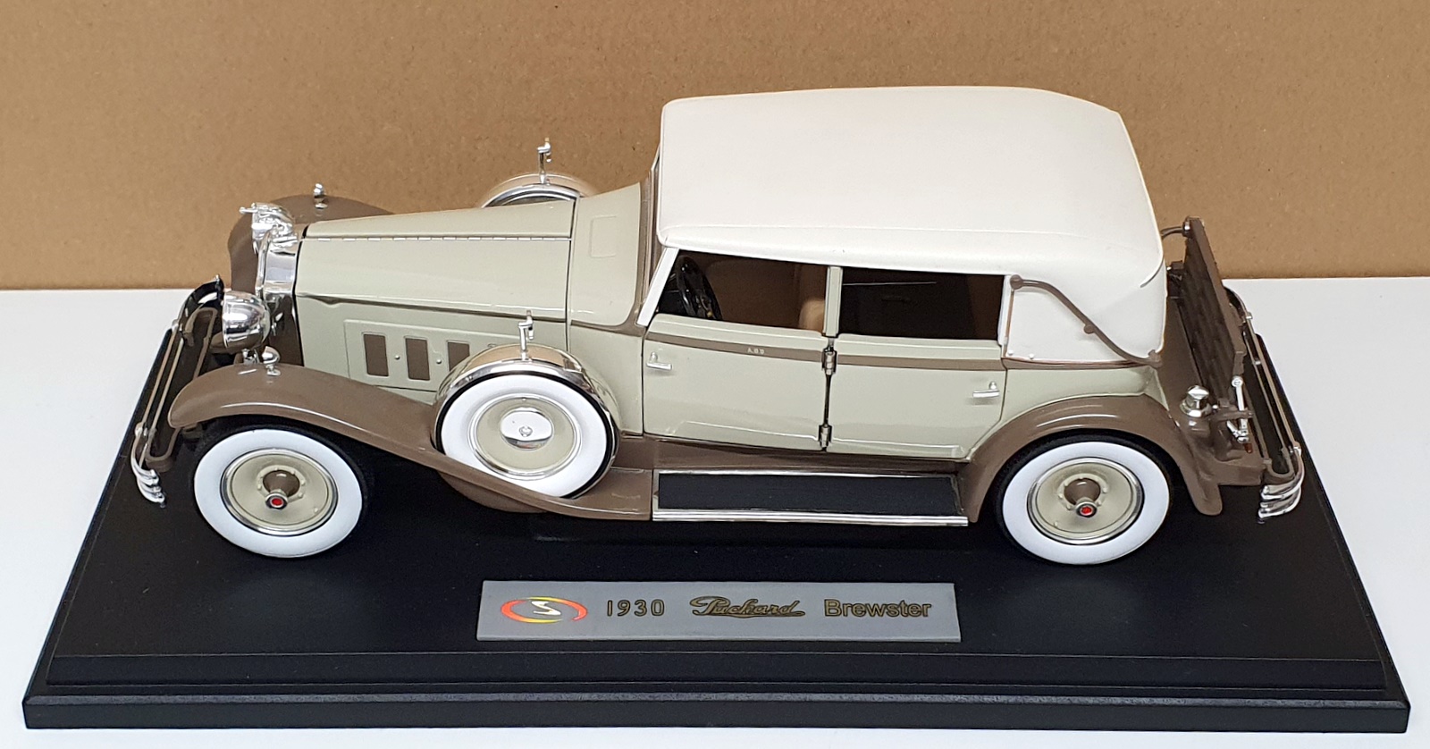 Packard Brewster 1930 Beige - Signature Models échelle 1/18 - Réf 18103