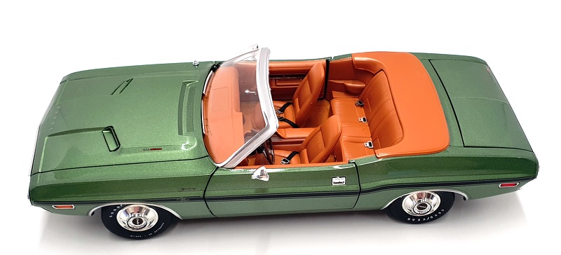 Greenlight 1/18 Scale 13586 - 1970 Dodge Challenger R/T - Green