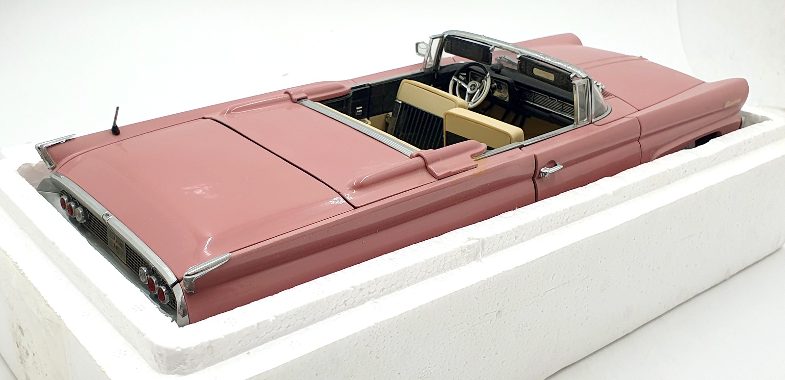 Sun Star 1/18 Scale Diecast 4702 - 1958 Lincoln Continental MKIII