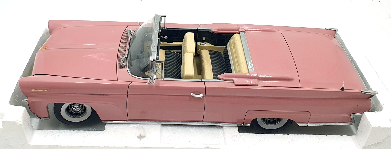Sun Star 1/18 Scale Diecast 4702 - 1958 Lincoln Continental MKIII