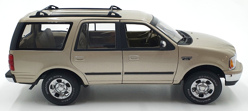 UT Models 1/18 Scale Diecast 22716 - Ford Expedition Regular XLT - Metallic Gold