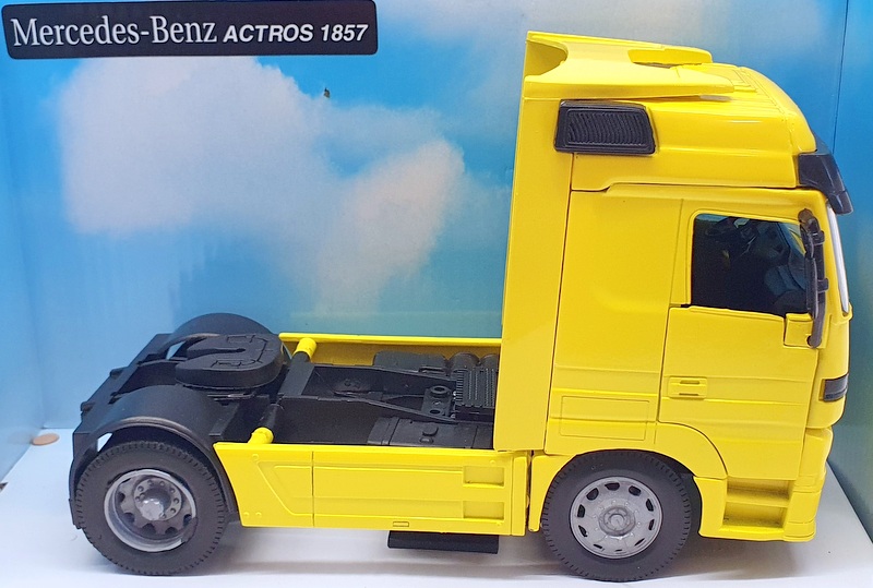 New Ray 1/32 Scale Model Truck 10843 - Mercedes Benz Actros 1857 - Yellow