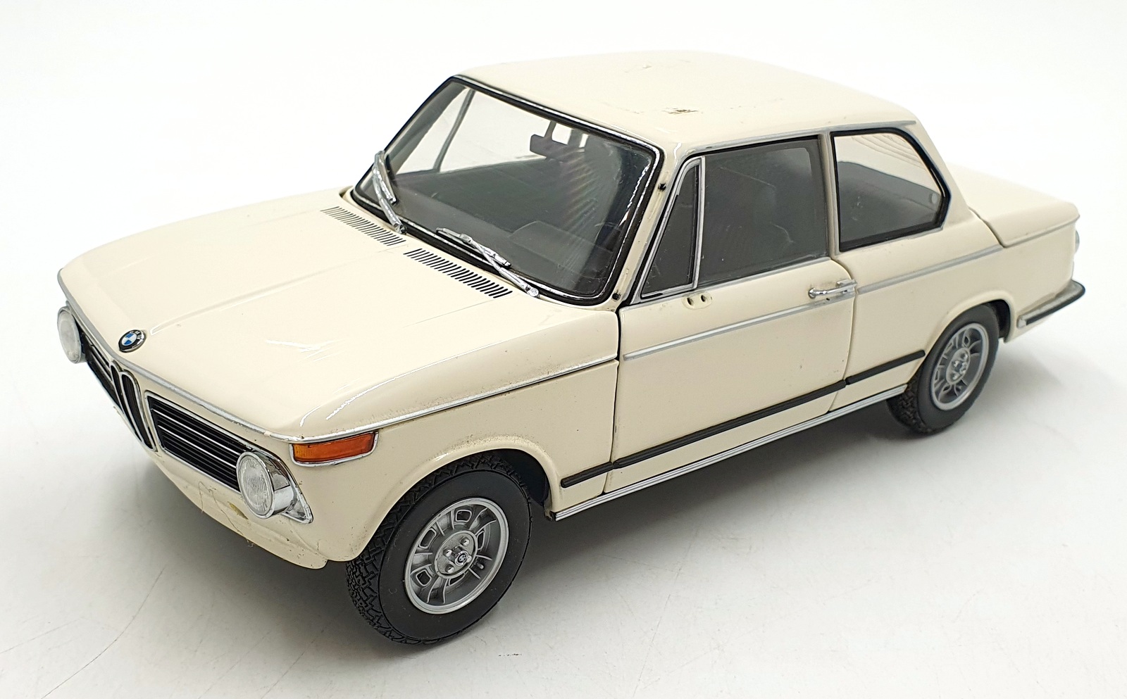 ミニカー 京商 1/18 BMW 2002 tii ホワイト No.08541W KYOSHO【20