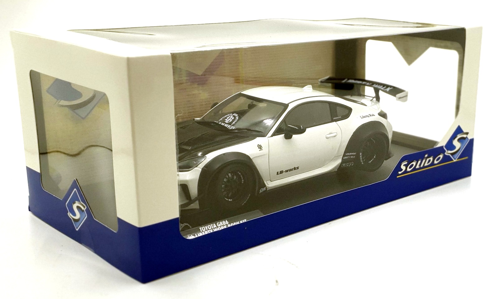 Solido 1/18 Scale Diecast S1813602 - 2024 Toyota GR86 w/LBW Kit