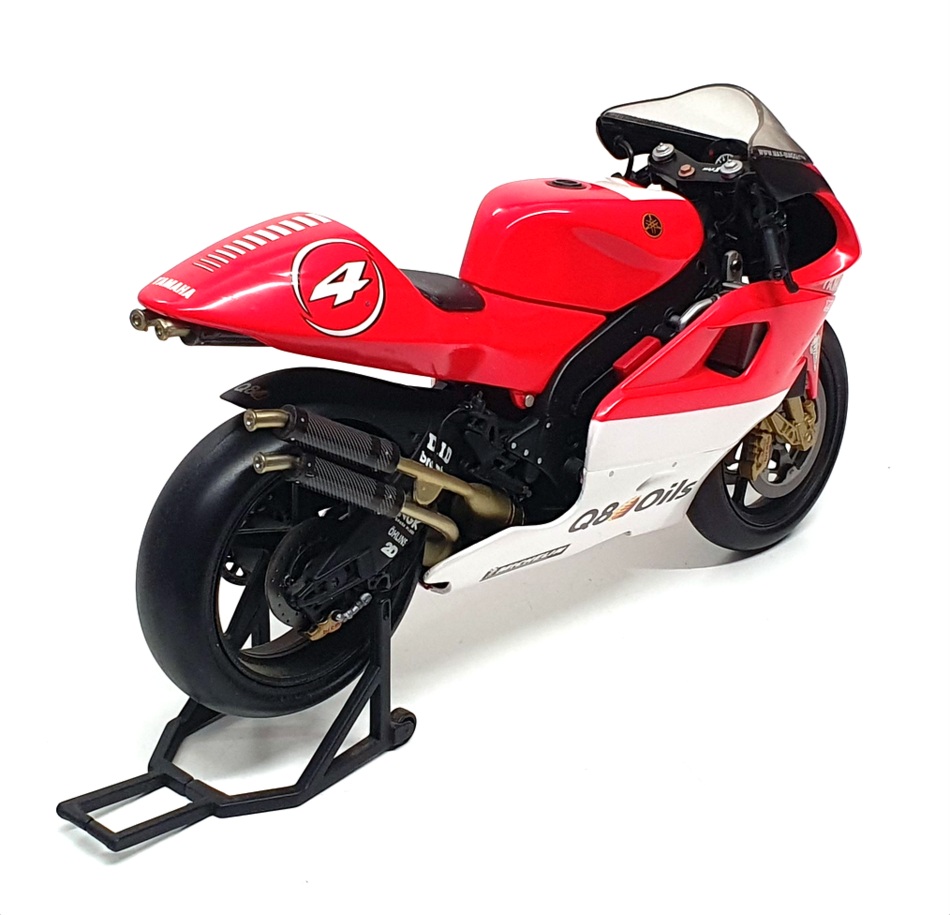 Minichamps 1/12 Scale 122 006304 - Yamaha YZR 500 Max Biaggi