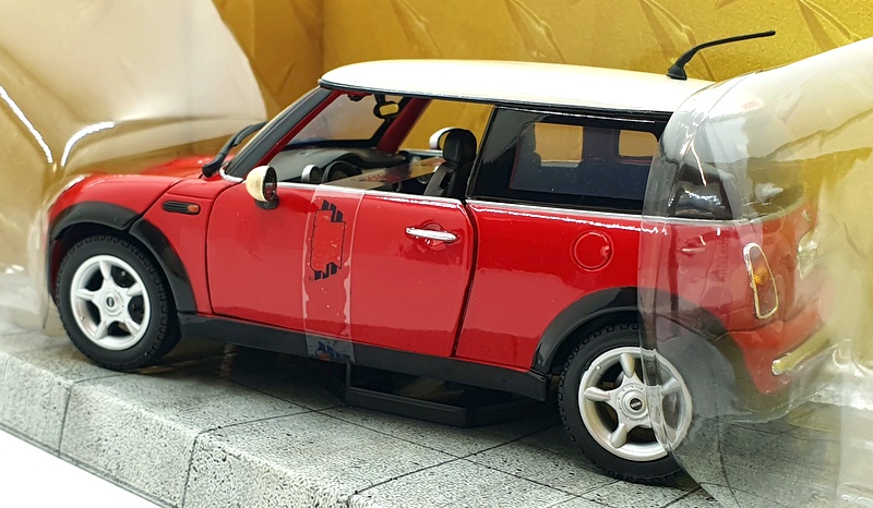 Motormax 1/18 Scale - 73100 - MINI Cooper 2001 - Red/white