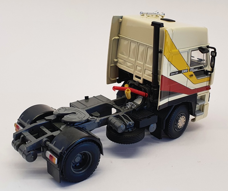 WSI Models 1/50 Scale Model Truck 04-2116 - DAF 3300Space Cab 4x2
