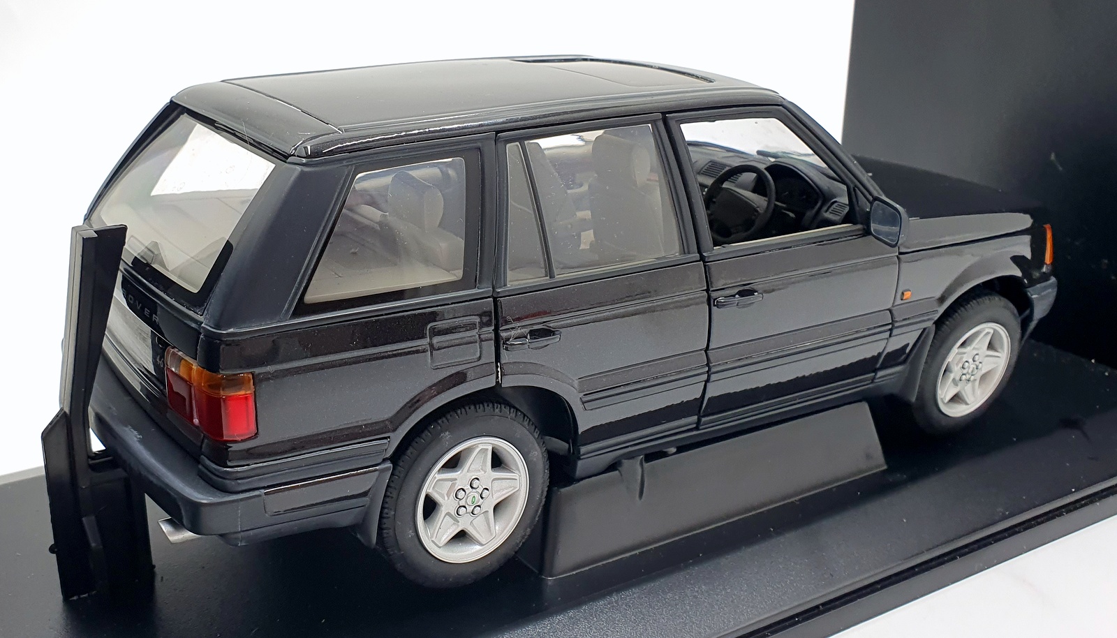 Autoart 1/18 Scale Diecast 70017 - Range Rover 4.6 HSE RH Drive Metallic Black