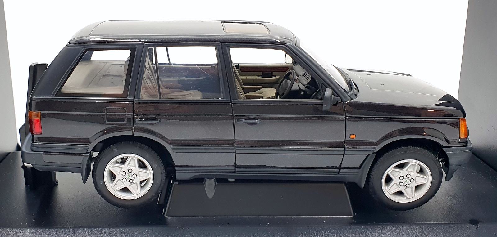 Autoart 1/18 Scale Diecast 70017 - Range Rover 4.6 HSE RH Drive Metallic Black