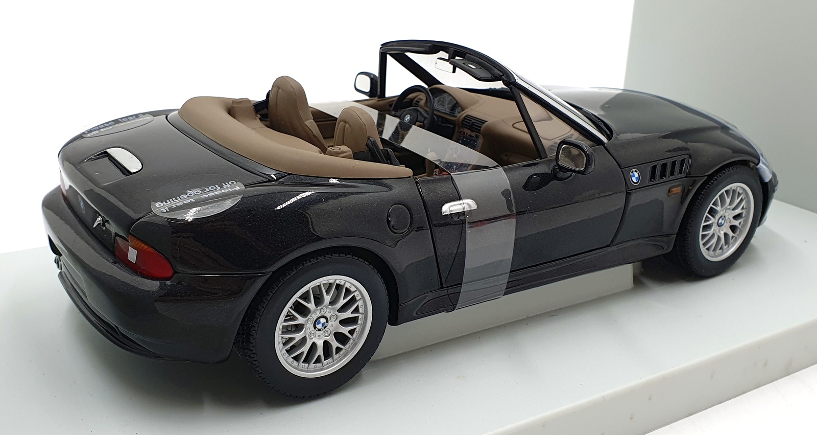 UT Models 1/18 Scale Diecast 20441 - BMW Z3 Roadster 2.8 1999