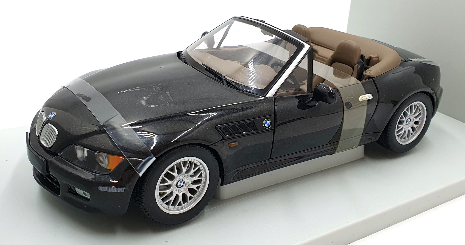 UT Models 1/18 Scale Diecast 20441 - BMW Z3 Roadster 2.8 1999