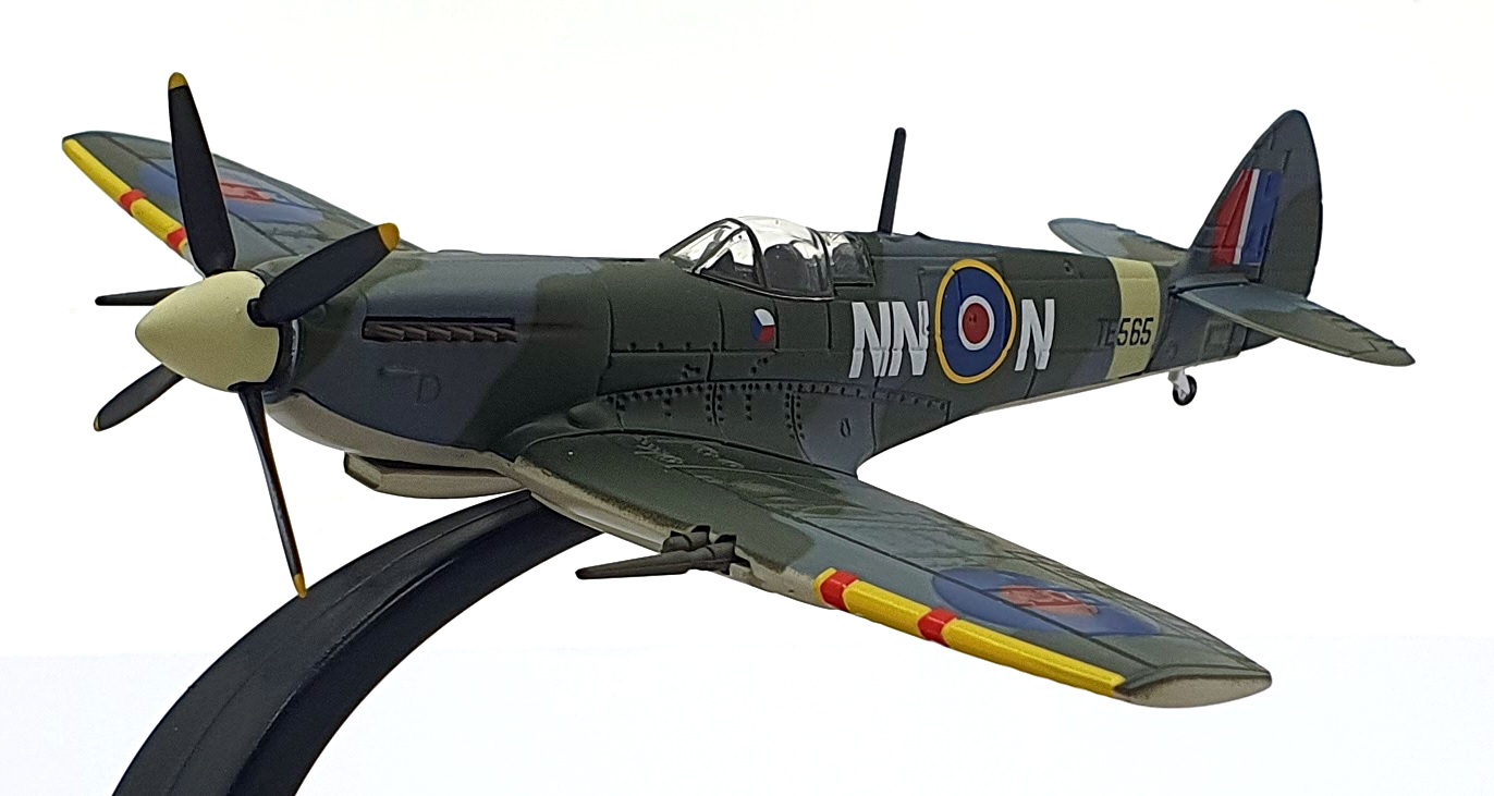 Oxford Diecast 1/72 Scale AC123 1945 Spitfire IXE RAF #310 (Czech) Sqn. Man