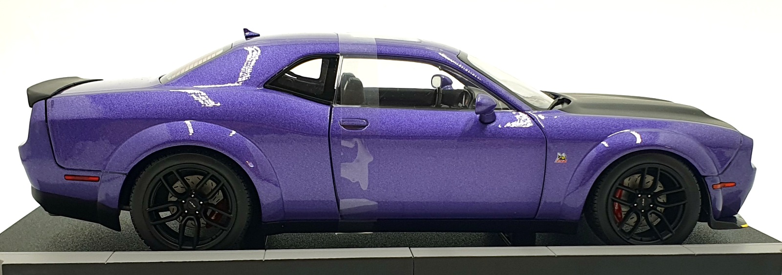 Solido 1/18 Scale S1805714 2023 Dodge Challenger SRT Hellcat Wideboy Plum Crazy Solido 1/18 Scale S1805714 2023 Dodge Challenger SRT Hellcat Wideboy Plum Crazy