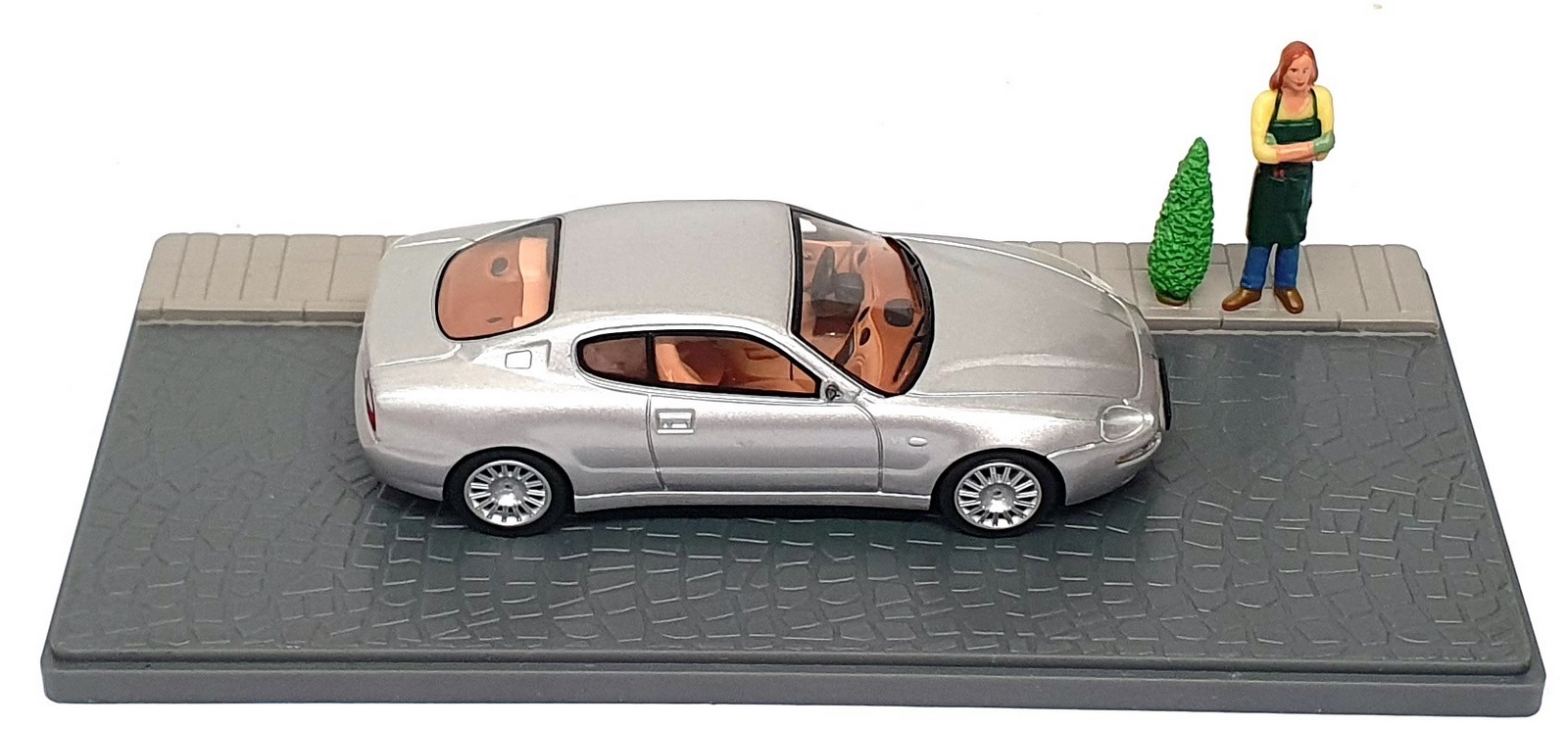 Grani & Partners 1/43 Scale DIR119 - 2002 Maserati Coupe Diorama - Silver