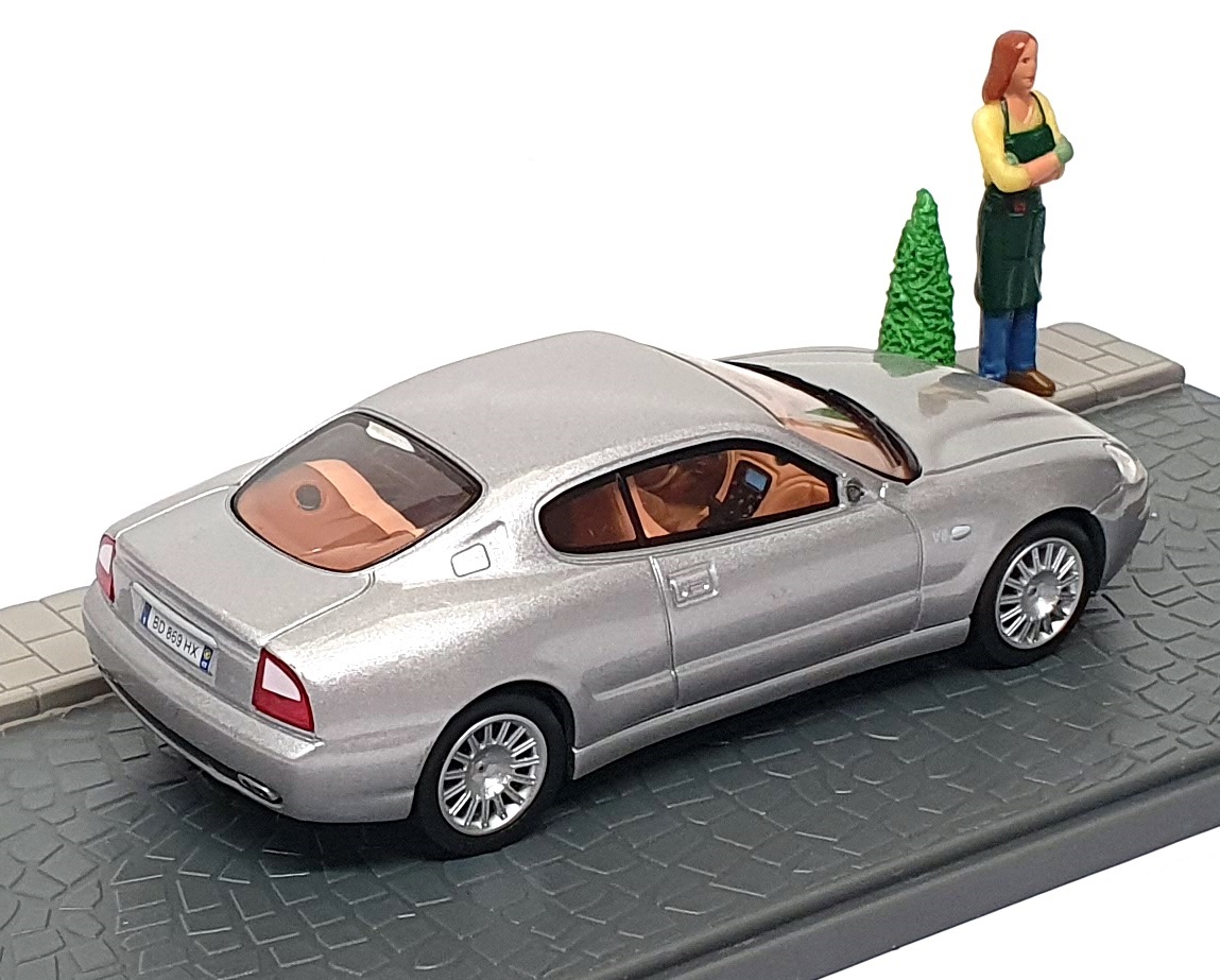 Grani & Partners 1/43 Scale DIR119 - 2002 Maserati Coupe Diorama - Silver