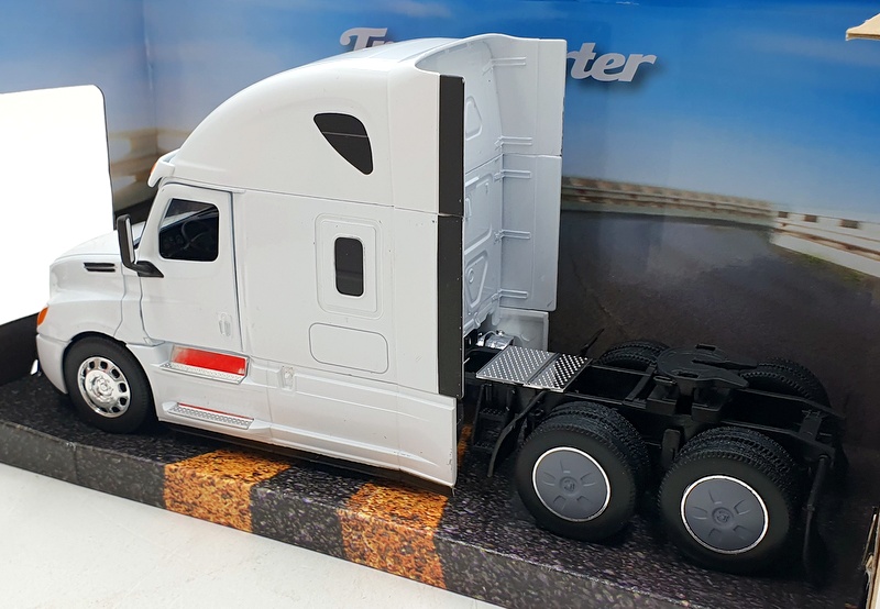 Welly 1/32 Scale Diecast 32695W - Freightliner Cascadia - White
