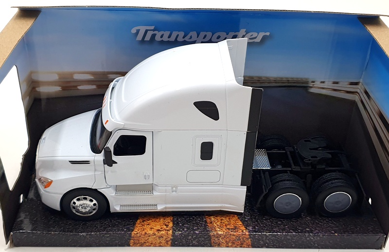 Welly 1/32 Scale Diecast 32695W - Freightliner Cascadia - White