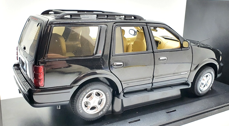 Autoart 1/18 Scale Diecast 72762 - Lincoln Navigator - Black