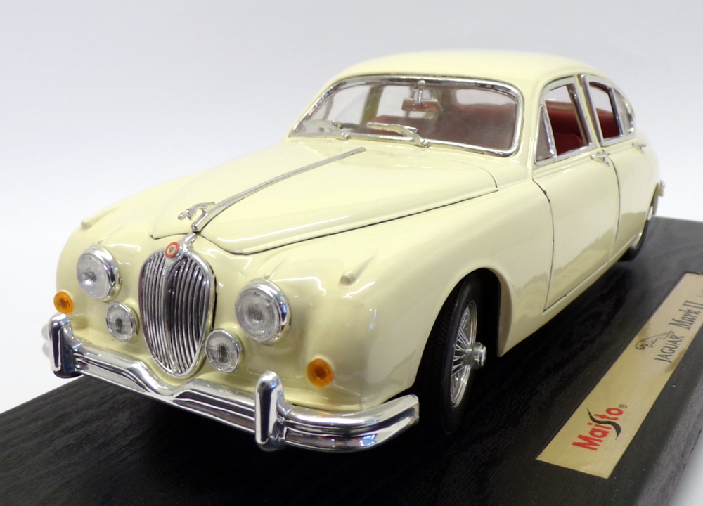 Maisto 1/18 Scale Model Car 31833 - 1959 Jaguar Mark 2 - Cream