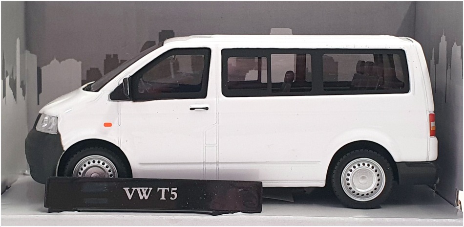 Cararama 1/43 Scale Diecast 462150 - Volkswagen T5 Minibus - White