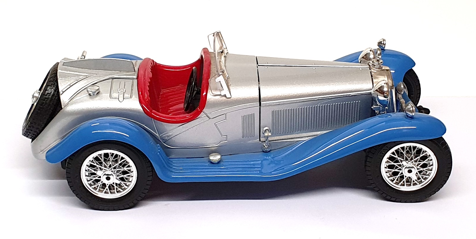 Burago 1/18 Scale 26725L - 1932 Alfa Romeo 2300 Spider - Silver/Blue