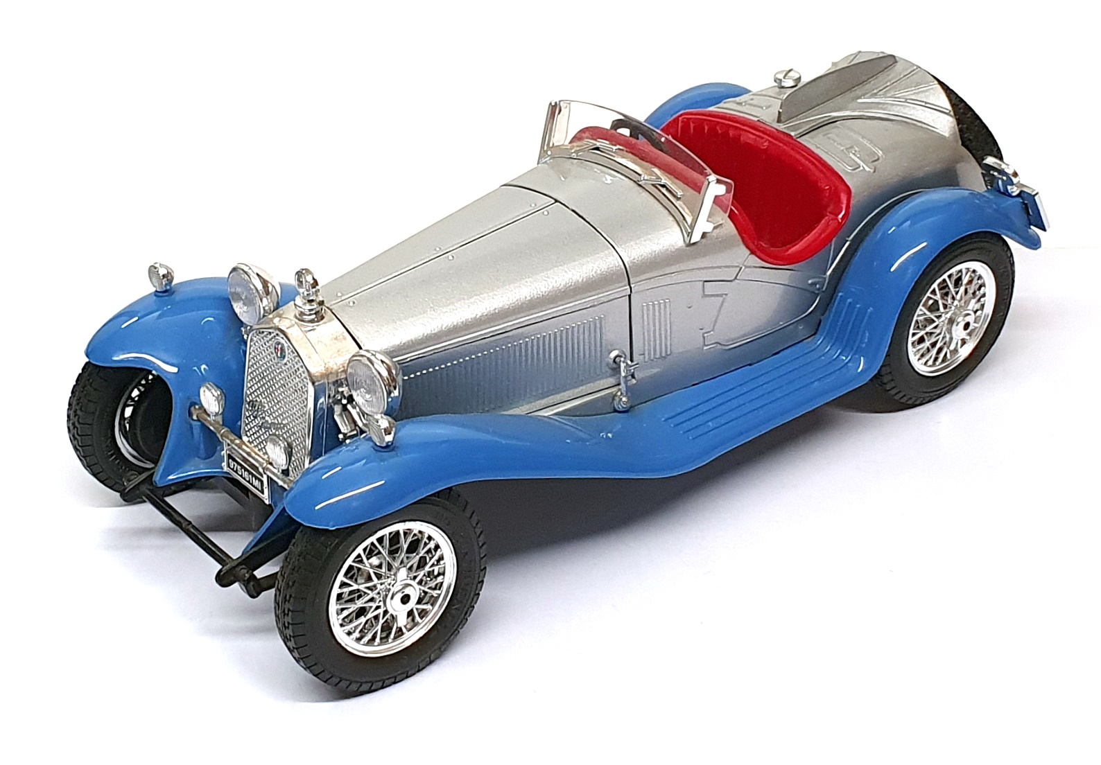 Burago 1/18 Scale 26725L - 1932 Alfa Romeo 2300 Spider - Silver/Blue