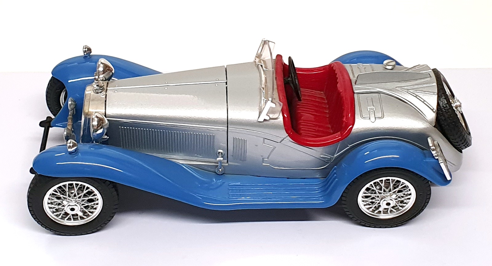 Burago 1/18 Scale 26725L - 1932 Alfa Romeo 2300 Spider - Silver/Blue