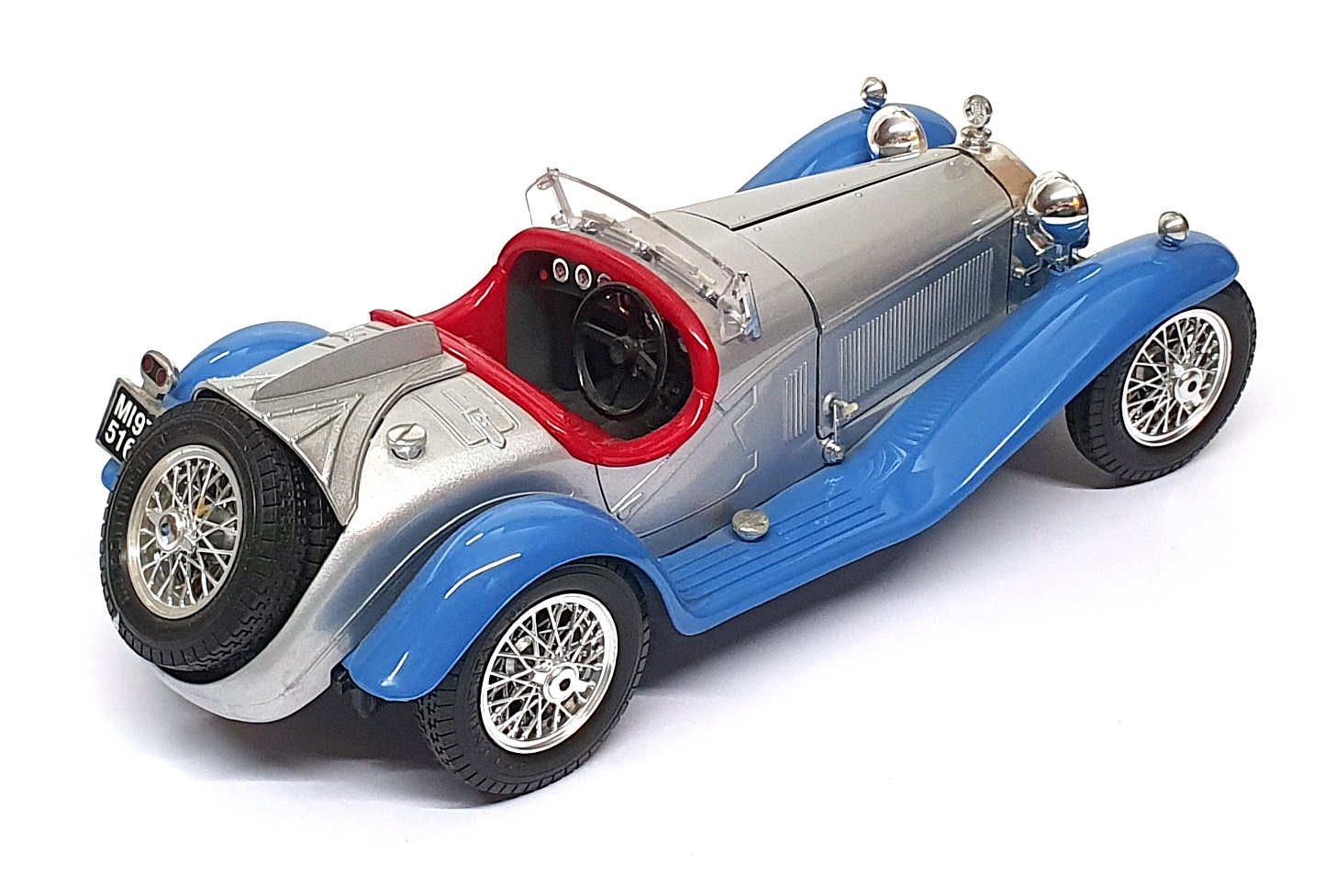 Burago 1/18 Scale 26725L - 1932 Alfa Romeo 2300 Spider - Silver/Blue