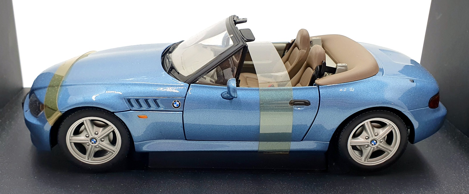 UT Models 1/18 Scale 20400 - BMW Z3 Roadster James Bond 007 Goldeneye UT Models 1/18 Scale 20400 - BMW Z3 Roadster James Bond 007 Goldeneye