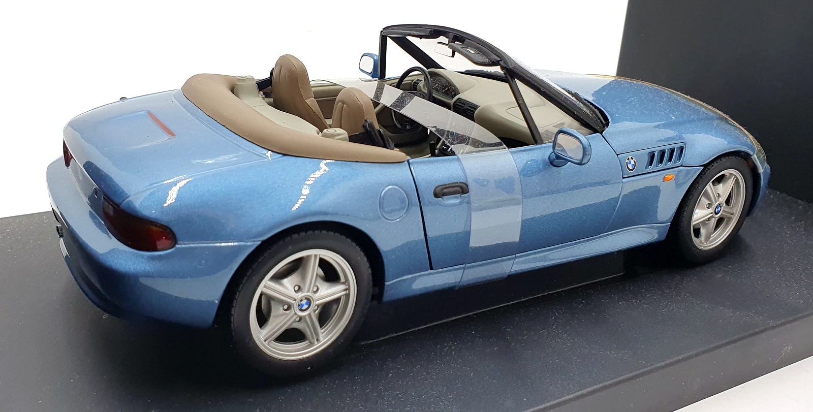 UT Models 1/18 Scale 20400 - BMW Z3 Roadster James Bond 007 Goldeneye UT Models 1/18 Scale 20400 - BMW Z3 Roadster James Bond 007 Goldeneye