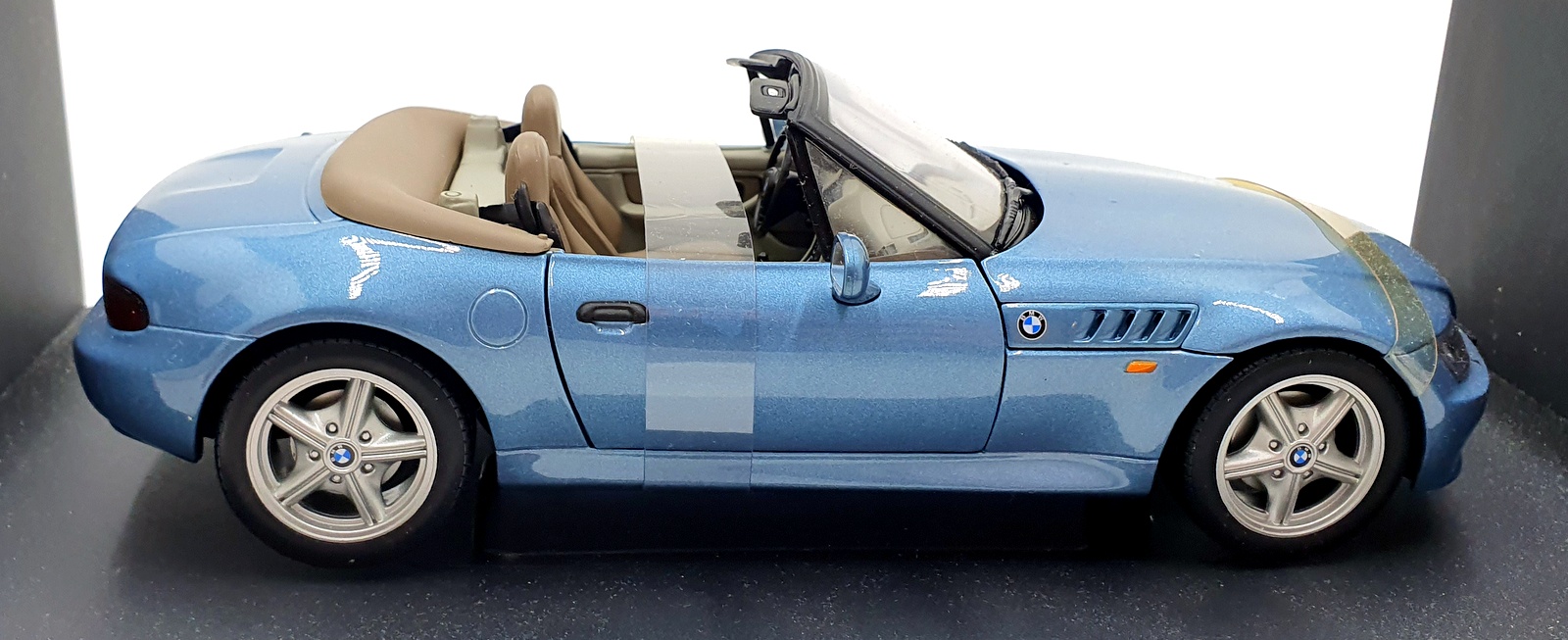 UT Models 1/18 Scale 20400 - BMW Z3 Roadster James Bond 007 Goldeneye UT Models 1/18 Scale 20400 - BMW Z3 Roadster James Bond 007 Goldeneye