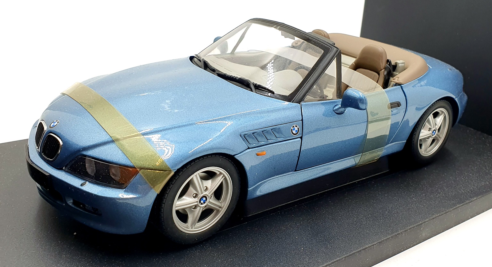 UT Models 1/18 Scale 20400 - BMW Z3 Roadster James Bond 007 Goldeneye UT Models 1/18 Scale 20400 - BMW Z3 Roadster James Bond 007 Goldeneye