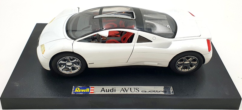 Revell 1/18 Scale diecast 08913 - Audi Avus Quattro - White
