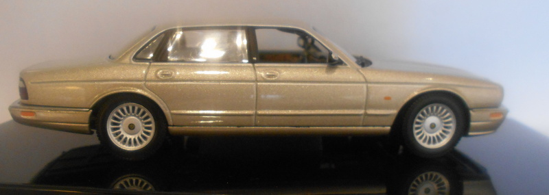 AutoArt 1/43 Scale Diecast AA53573 JAGUAR XJ8 GOLD